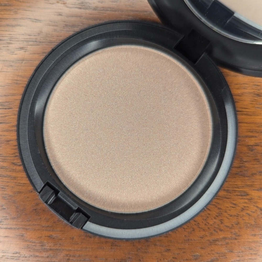 ULTRA RARE MAC Cosmetics Dress to Kiss Iridescent Powder Pressed
